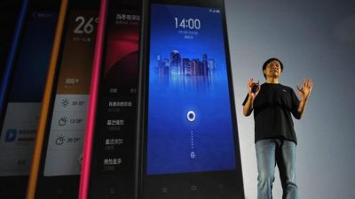 Генеральный директор Xiaomi Лэй Цзюнь на презентации нового смартфона в Пекине 5 сентября 2013 года. Компания приобрела дурную славу, так как её смартфоны передают данные владельцев на китайские серверы. Фото: WANG ZHAO/AFP/Getty Images