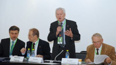 Президиум пленарного заседания конгресса «Экология мозга: искусство взаимодействия с окружающей средой». Профессор Алексей Данилов, профессор Вальтер Кофлер, доктор медицинских наук Ю. Рахманин и доктор медицинских наук В. Голубев. Фото: Юлия Цигун/Великая Эпоха