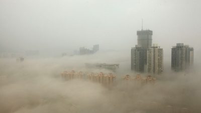Здания окутаны смогом из-за загрязнённого воздуха, Ляньюньган, Китай, 8 декабря 2013 года. Фото: ChinaFotoPress/Getty Images