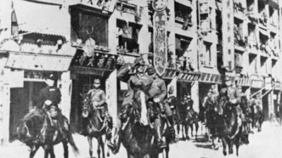 Японские войска проводят парад в побеждённом Гонконге в 1941 г. Фото: STR/AFP/Getty Images