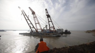 Спасатели поднимают перевернувшийся корабль на реке Янцзы в Цзинчжоу, Китай, 5 июня 2015 года. Фото: ChinaFotoPress/ChinaFotoPress via Getty Images