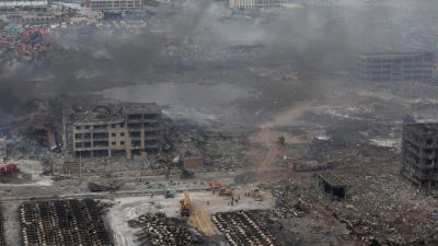 Панорама места взрывов в Тяньцзине, 14 августа 2015 года. Фото: STR/AFP/Getty Images