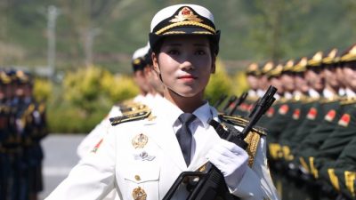 Военнослужащая на репетиции военного парада, который пройдёт 3 сентября в Пекине. Фото: ChinaFotoPress/Getty Images