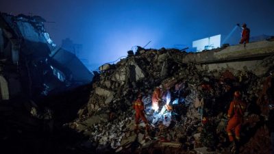 Спасательная бригада ищет выживших среди развалин. 20 декабря оползень в Шэньчжэне поглотил 22 здания. Фото: Lam Yik Fei/Getty Images