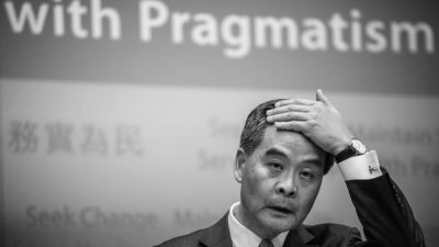 Исполнительный директор Гонконга Люн Чун-ин выступает на пресс-конференции после своего первого политического выступления в Гонконге 16 января 2013 года. Поддерживаемый Китаем лидер Гонконга планирует решить жилищный кризис города в своей политической речи, направленной на успокоение гнева после серия массовых акций протеста с призывом бросить курить. (Фото AFP / Филипп Лопес)