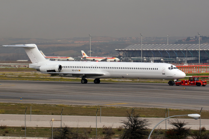 Curimedia - McDonnell Douglas MD-83 Swiftair EC-LTVUploaded by Dura-Ace, CC BY 2.0, https://commons.wikimedia.org/w/index.php?curid=24223921