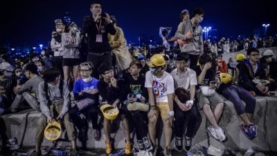 Продемократические протестующие отдыхают у здания правительства в Адмиралтейском районе Гонконга 1 декабря 2014 года. Фото: Philippe Lopez/AFP/Getty Images