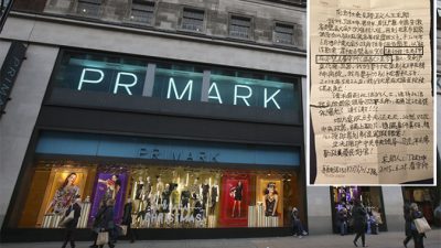 Магазин Primark на улице Оксфорд в Лондоне, 5 ноября 2014 г. В носках, купленных в магазине, найдено письмо Дина Тинкуня, жертвы пыток в китайском центре содержания. Фото: Courtesy of Lucy Kirk, background: Peter Macdiarmid/Getty Images