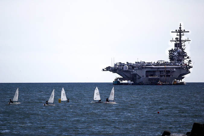 Авианосец Джордж Буш. Фото: ANGELOS TZORTZINIS/AFP/Getty Images
