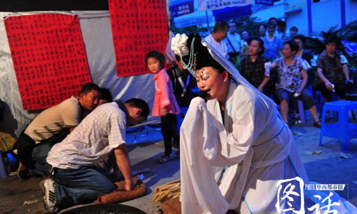Траурное представление на похоронах в Китае. (Через West China Metropolis Daily)
Zhenshchina delayet traurnoye 