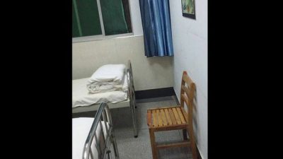 Лао показывает комнату, в которой он находился в психиатрической больнице. (RFA)