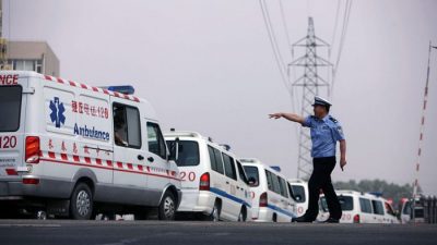 Полицейский останавливает машину скорой помощи в Дэхуэй, китайская провинция Цзилинь, 3 июня 2013 года. Неофициальные операторы машин скорой помощи стали большой проблемой в Китае. (STR / AFP / Getty Images)