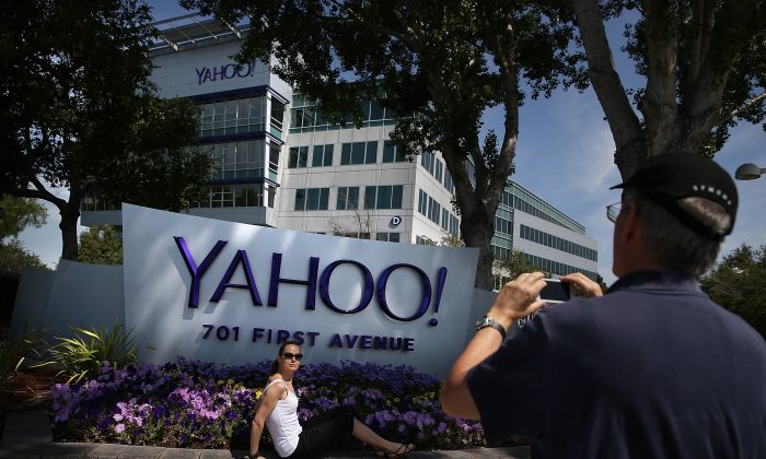 Китайская фирма купила у Yahoo землю в Силиконовой долине Люди фотографируются перед вывеской, размещенной за пределами Yahoo! штаб-квартира в Саннивейл, Калифорния, 23 мая 2014 г. (Justin Sullivan/Getty Images)