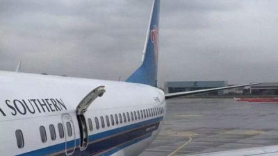 Пассажир самолета China Southern, вылетающего в Чунцин-Урумчи, открывает дверь аварийного выхода после того, как хочет подышать свежим воздухом. (Chengdu Finance Daily)