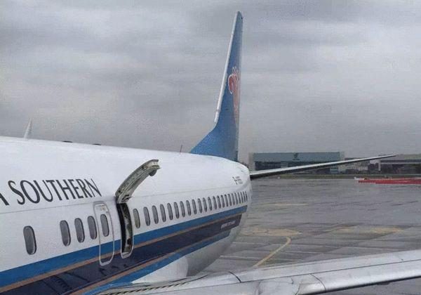 Пассажир самолета China Southern, вылетающего в Чунцин-Урумчи, открывает дверь аварийного выхода после того, как хочет подышать свежим воздухом. (Chengdu Finance Daily)