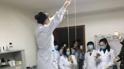 Врач задерживает ленточного червя перед медицинским персоналом. (через China Times News)