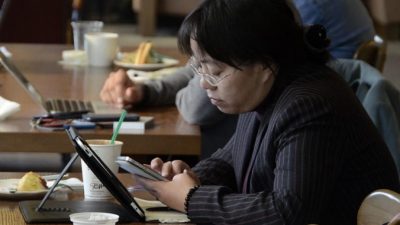 Посетители кафе выходят в интернет со смартфонов и ноутбуков, Пекин, Китай. Wang Zhao/AFP/Getty Images