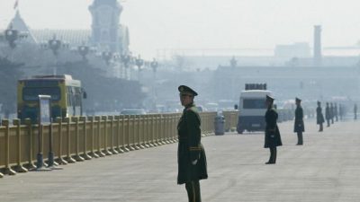 Китайская военная полиция выстраивается по периметру площади Тяньаньмэнь во время сессии Всекитайского собрания народных представителей (ВСНП) в Большом зале Дома народных собраний в Пекине, 8 марта 2004 года. GOH CHAI HIN/AFP/Getty Images