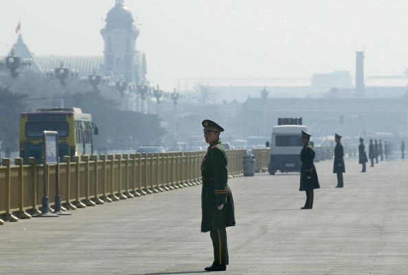 Китайская военная полиция выстраивается по периметру площади Тяньаньмэнь во время сессии Всекитайского собрания народных представителей (ВСНП) в Большом зале Дома народных собраний в Пекине, 8 марта 2004 года. GOH CHAI HIN/AFP/Getty Images
