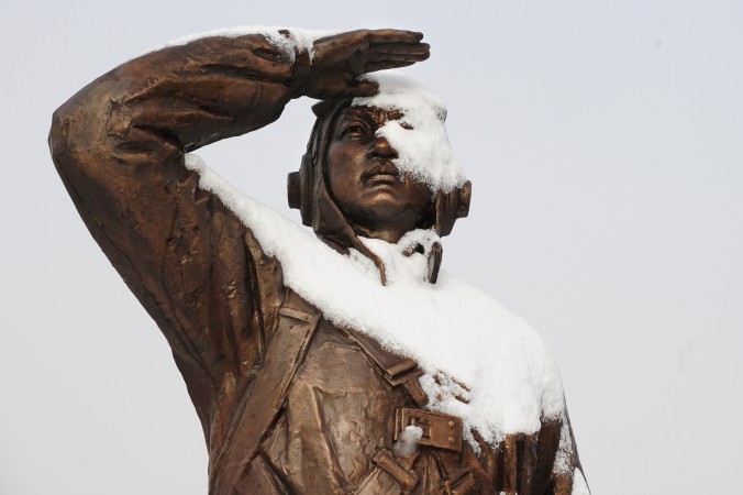 Памятник, посвящённый китайскому солдату, в городе Даньдун провинции Ляонин. Фото: Frederic J. Brown/AFP/Getty Images