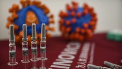 Шприцы с вакциной против COVID-19 CoronaVac в Sinovac Biotech на пресс-конференции в Пекине, Китай, 24 сентября 2020 г. Kevin Frayer/Getty Images