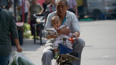 Двухдетная политика Китая не решит проблему старения населения. Фото: WANG ZHAO/AFP via Getty Images