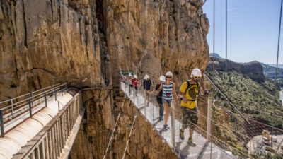 5 апреля. Туристы идут по пешеходной тропе El Caminito del Rey (Королевская тропа) в Малаге, Испания, 1 апреля 2015 года. Тропа, проходящая через ущелье Гайтанес и известная как самая опасная пешеходная тропа в мире, в прошлые выходные была открыта после реконструкции. Ранее Королевская тропа была закрыта для посещений после двух смертельных несчастных случаев, в 1999 и 2000 гг. Фото: David Ramos/Getty Images