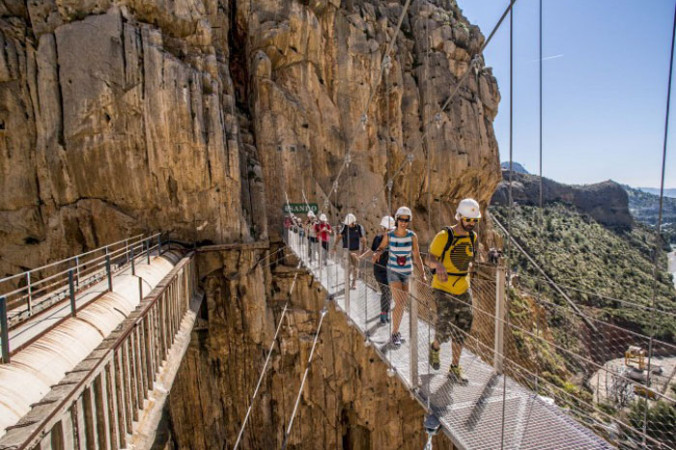 5 апреля. Туристы идут по пешеходной тропе El Caminito del Rey (Королевская тропа) в Малаге, Испания, 1 апреля 2015 года. Тропа, проходящая через ущелье Гайтанес и известная как самая опасная пешеходная тропа в мире, в прошлые выходные была открыта после реконструкции. Ранее Королевская тропа была закрыта для посещений после двух смертельных несчастных случаев, в 1999 и 2000 гг. Фото: David Ramos/Getty Images