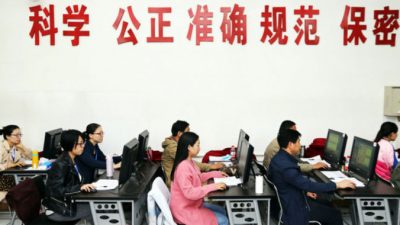 Китайские школьники сдают Гаокао. Фото: STR/AFP/Getty Images