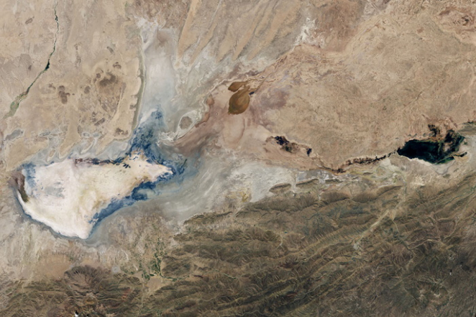NASA - http://eoimages.gsfc.nasa.gov/images/imagerecords/87000/87363/lakepoopo_oli_2016015_lrg.jpg, Общественное достояние, https://commons.wikimedia.org/w/index.php?curid=46608920