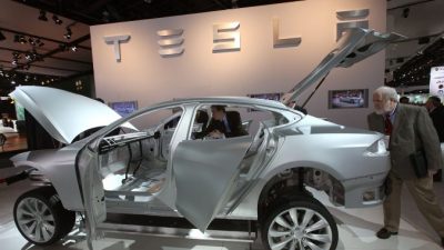 Tesla Model S на Североамериканском международном автосалоне в центре Cobo в Детройте, штат Мичиган, 11 января 2011 года. (Scott Olson/Getty Images)