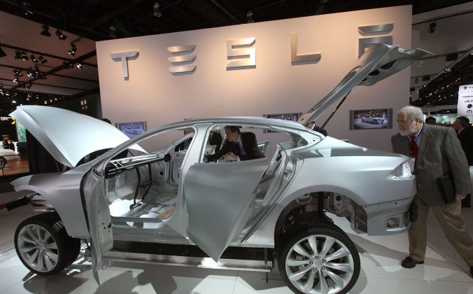 Tesla Model S на Североамериканском международном автосалоне в центре Cobo в Детройте, штат Мичиган, 11 января 2011 года. (Scott Olson/Getty Images)