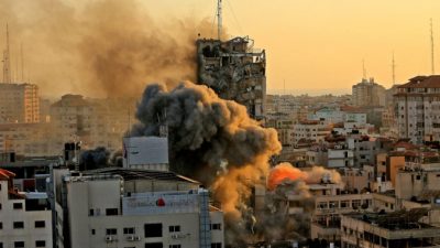 Израиль подтвердил, что снаряд попал в здание башни. QUSAY DAWUD / AFP через Getty Images