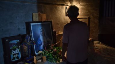 Мужчина в домашней церкви в городе Пуяне центральной китайской провинции Хэнань, 13 августа 2018 г. (Greg Baker / AFP через Getty Images)