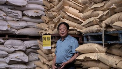 Китайский предприниматель Сунь Дау на складе продуктов питания для животных компании Dawu Group. Ноэль Селис / AFP через Getty Images