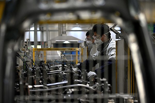Работники в защитных масках на фабрике Yanfeng Adient в Шанхае, 24 февраля 2020 год NOEL CELIS/AFP via Getty Images