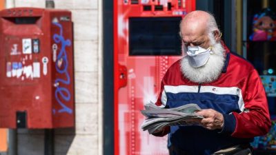 Местный житель в маске в городе Треволо, Италия, 9 апреля 2020 года. (Miguel Medina/AFP via Getty Images)