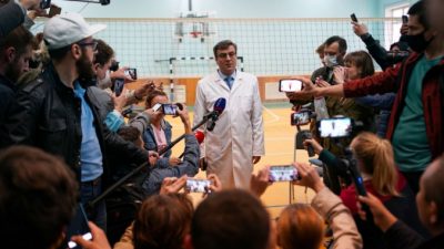 Александр Мураховский, главный врач Омской больницы скорой помощи № 1, куда поступил Алексей Навальный после того, как он заболел, беседует со СМИ в Омске 21 августа 2020 года. DIMITAR DILKOFF/AFP via Getty Images