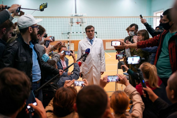 Александр Мураховский, главный врач Омской больницы скорой помощи № 1, куда поступил Алексей Навальный после того, как он заболел, беседует со СМИ в Омске 21 августа 2020 года. DIMITAR DILKOFF/AFP via Getty Images