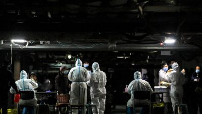 Жителей крупного жилого комплекса в подвале повторно тестируют на Covid-19 вследствие появления нового вируса. Город Суйхуа провинции Хэбэй на севереКитая, 12 января 2021 года. (STR/AFP via Getty Images)