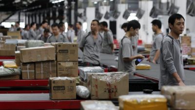 Рабочие раздают посылки в SF Express в Шэньчжэне, Китай, 11 ноября 2013 г. (ChinaFotoPress / ChinaFotoPress через Getty Images)