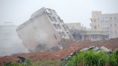 Здание наклонилось после оползня 20 декабря в парке г. Шэньчжэнь, юг Китая, провинция Гуандун Фото: STR/AFP/Getty Images