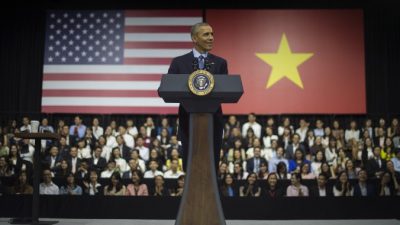 Президент США Барак Обама выступает в Хошимине 25 марта 2016 г. Китайские пользователи выразили сомнение в подлинности фото, где Обама ужинал с шеф-поваром Бурденом в простом вьетнамском ресторане. Фото: Jim Watson/AFP/Getty Images