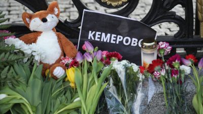 Цветы и свечи, оставленные у ворот посольства России в память о жертвах пожара в Кемерове 27 марта 2018 года. Берлин, Германия. Sean Gallup/Getty Images