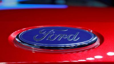 Логотип на капоте нового автомобиля Ford Aspire во время его запуска в Нью-Дели, Индия, 4 октября 2018 г. (Anushree Fadnavis / Reuters)