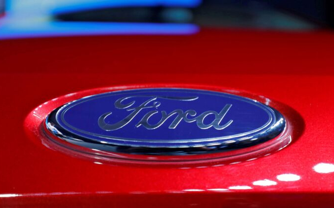 Логотип на капоте нового автомобиля Ford Aspire во время его запуска в Нью-Дели, Индия, 4 октября 2018 г. (Anushree Fadnavis / Reuters)