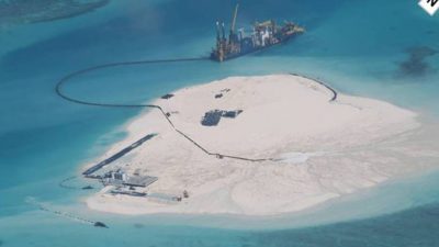 Китайский земснаряд намывает песок для увеличения искусственного острова в спорном районе островов Спратли в Южно-Китайском море. Фото: МИД Филиппин