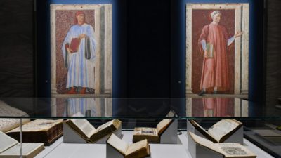 Портреты великих итальянских литераторов (слева) Джованни Боккаччо и Данте работы Андреа дель Кастаньо и тексты Данте или вдохновленные им на выставке «Данте: видение искусства». (Fabio Blaco / The Uffizi Galleries)