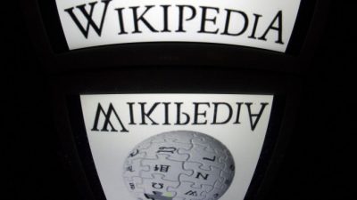 Логотип Wikipedia отображается на экране планшета . Фото: Lionel Bonaventure/AFP/Getty Images