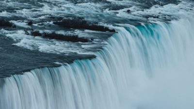 В системе водоснабжения США найдены устойчивые химические соединения, и существующие правила и методы очистки не позволяют их удалить. (Aditya Chinchure/Unsplash)